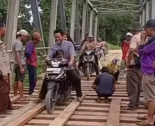 Rusak dan Membahayakan, Petani Sawit Perbaiki Jembatan Batupapan
