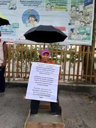 Tolak Perpanjangan HGU PT SIMP, Massa Almasri Semen Kaki di Depan Kantor BPN Riau