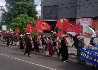 Meski dihadang Hujan, Petani Asal Jambi dan Riau Tetap Lanjutkan Aksi Jalan Kaki ke Istana Negara