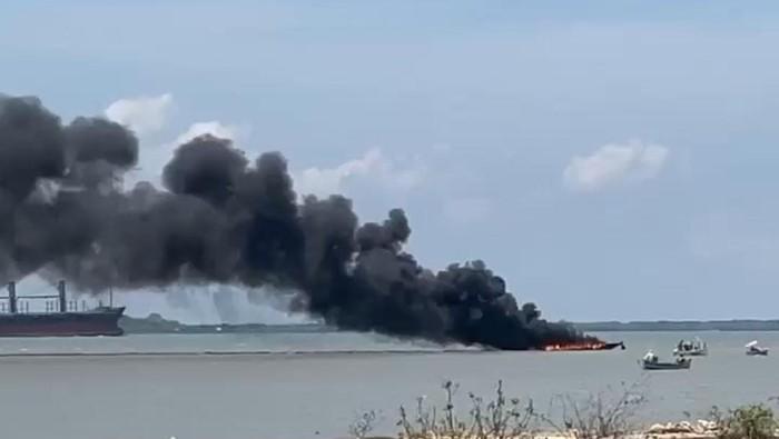 Perahu Bermuatan CPO Terbakar di Perairan Desa Sembilangan, ini Pemicunya