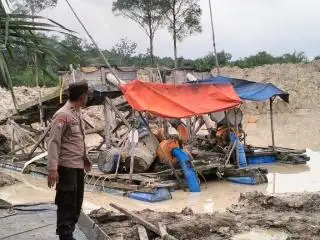 Aktivitas PETI di Kebun Sawit Digerebeg, 9 Rakit Penambang Dibakar