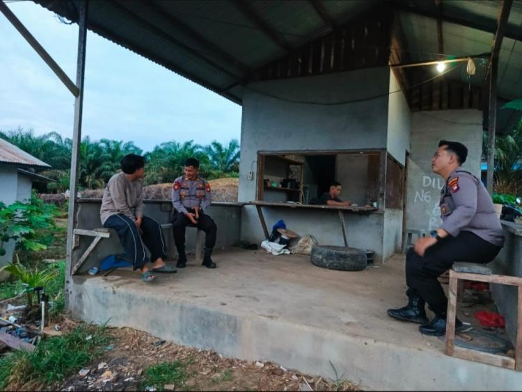 Usaha Penampungan Sawit di Desa Perbatasan dengan Perusahaan di Sekadau Disambangi Polisi