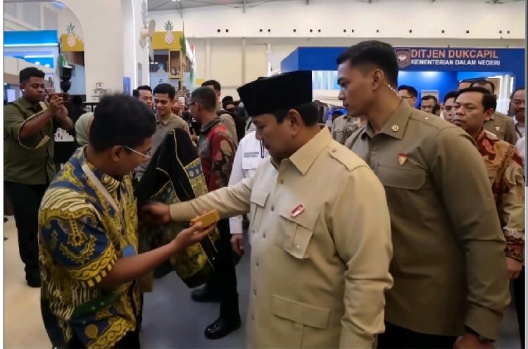 Jajal Batik Sawit di APKASI Otonomi Expo 2025, Prabowo: Bagus