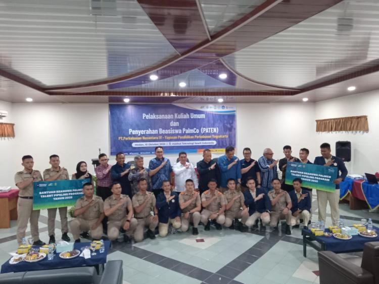 Diserahkan Dirjenbun, Mahasiswa ITSI Raih Beasiswa PATEN dari PalmCo
