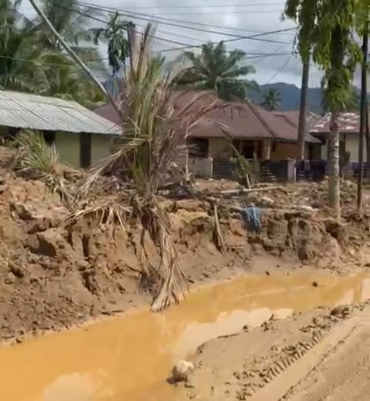 Banjir dan Longsor Lumpuhkan Akses Jalan di Tapteng, Harga TBS Petani Anjlok Hingga Rp1.200/Kg