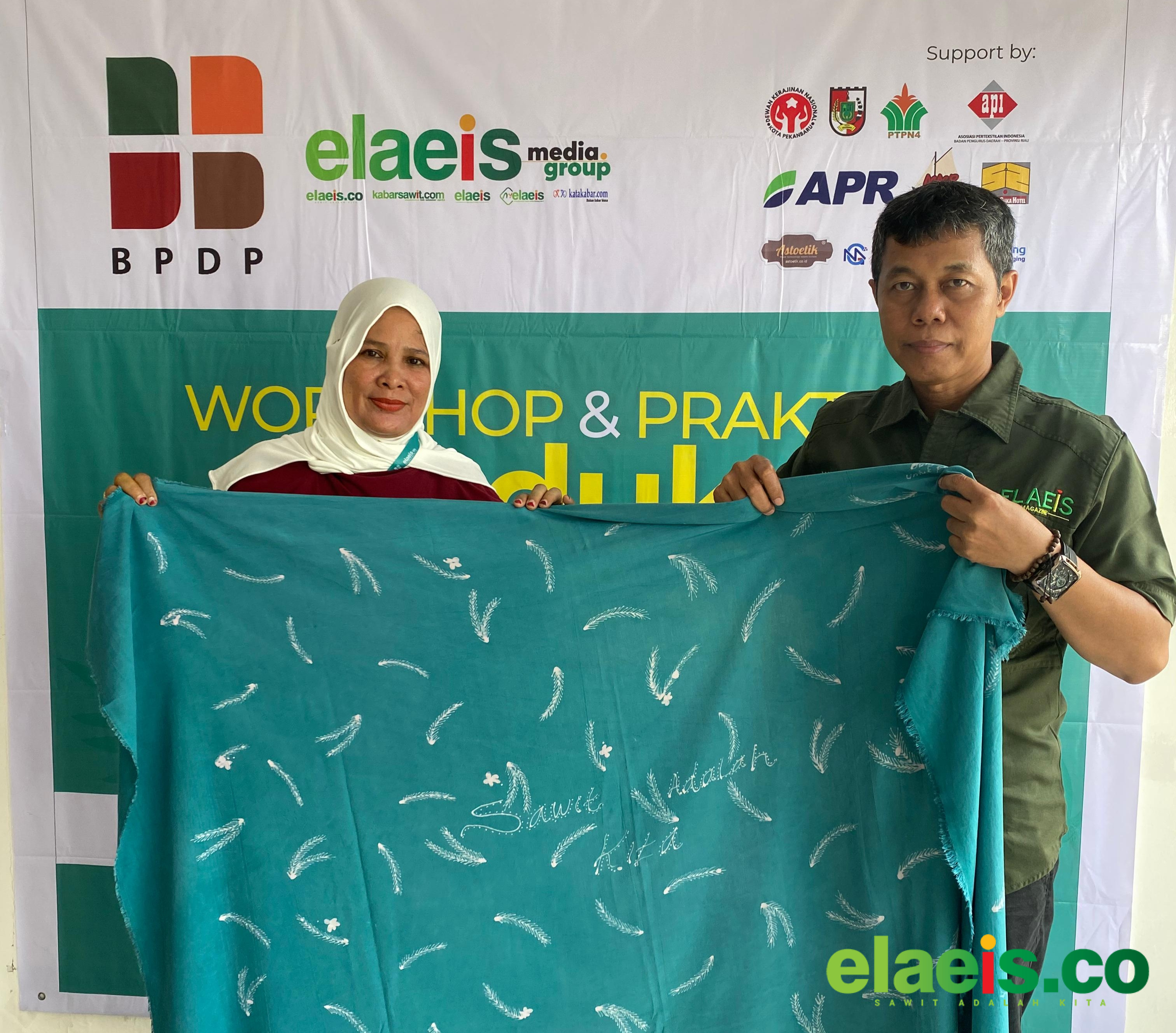 Batik Sawit Jadi Inovasi Baru Bagi Pengrajin Batik dan Pelaku UMKM di Riau - Gelaran Workshop Praktek dan Produksi Batik Sawit yang digagas Elaeis Media Group (EMG) resmi ditutup, Rabu (22/4) petang. Peserta antusias dapat ide peluang pasar baru dari industri batik.