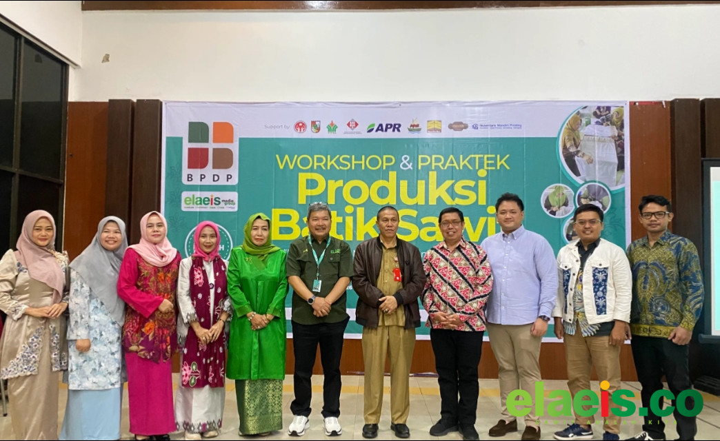 Elaeis Media Group Gelar Workshop Batik Sawit, Pengrajin di Riau Naik Kelas! - Kegiatan yang dilaksanakan oleh Elaeis Media Group (EMG) ini digelar selama dua hari di Gedung Dekranasda Pekanbaru.