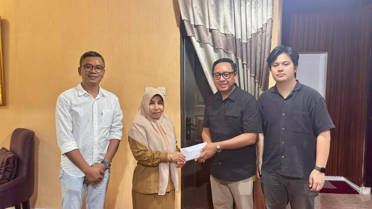Astra Internasional Salurkan Bantuan Duka untuk Keluarga Almarhum Zulmansyah Sekedang di Pekanbaru - Astra Internasional menyerahkan bantuan duka kepada keluarga Sekretaris Jenderal PWI Pusat, almarhum Zulmansyah Sekedang