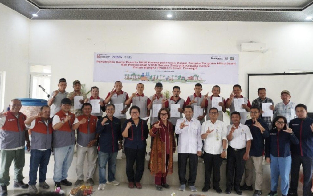 Dukung Praktik Perkebunan Sawit Berkelanjutan, Ratusan Petani Swadaya di Langkat Peroleh STDB Perdana - Sebanyak 307 petani swadaya kelapa sawit di Kabupaten Langkat, Sumatera Utara, untuk pertama kalinya berhasil memperoleh Surat Tanda Daftar Budidaya (STDB).