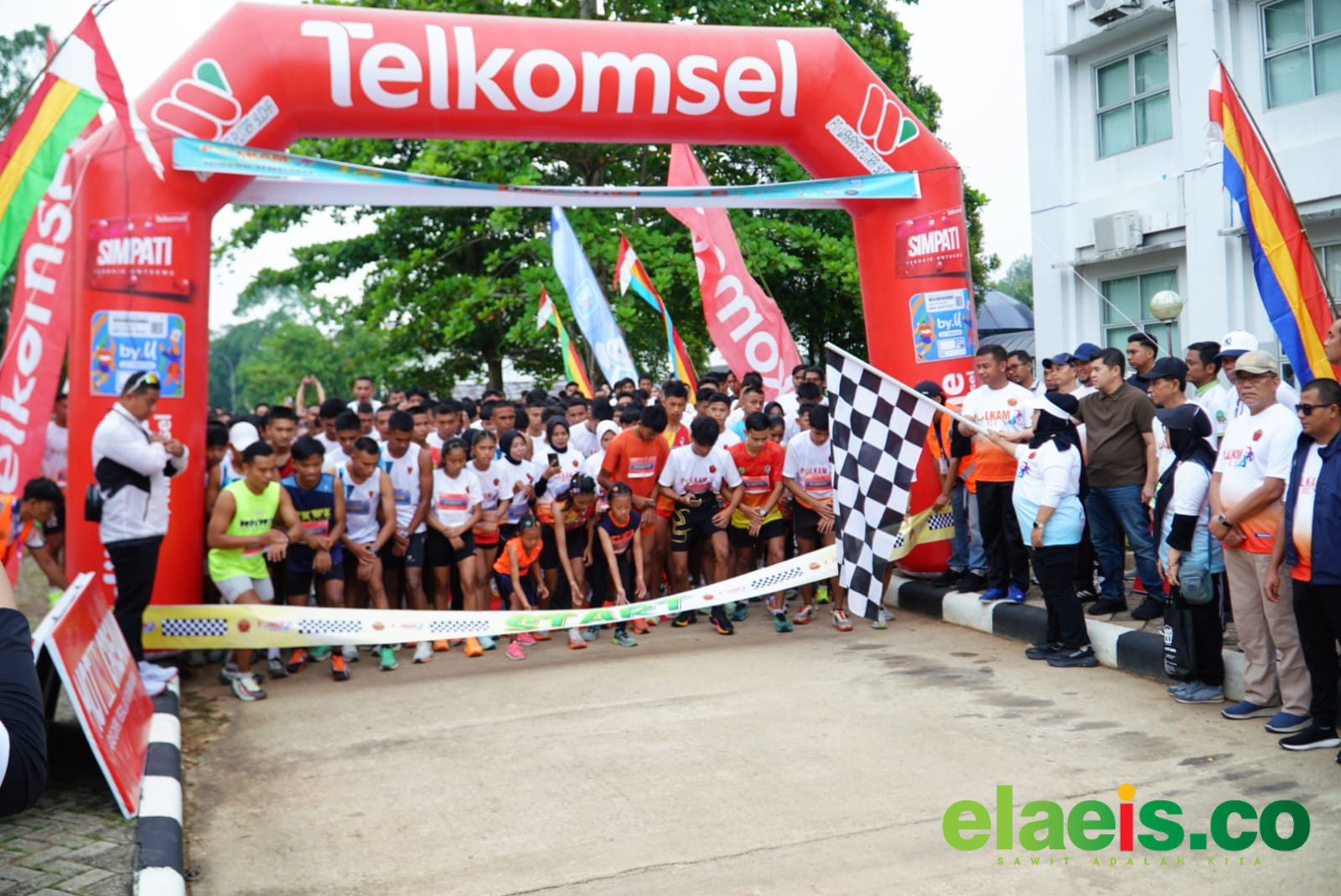 Ratusan Peserta Meriahkan Gelaran Polkam Run 5K 2026 - Bupati Kampar, Ahmad Yuzar secara resmi melepas ratusan peserta gelaran  Polkam Run 5K 2026, Minggu (17/5). Gelaran yang diprakarsai oleh Politeknik Kampar ini merupakan bagian dari rangkaian Dies Nat