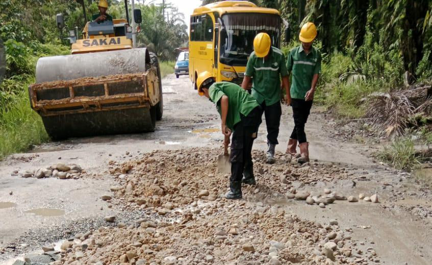 PT KTU Tunjukkan Komitmen Sosial Lewat Perbaikan Jalan Warga di Koto Gasib Siak - Kontribusi perusahaan kelapa sawit PT Kimia Tirta Utama (KTU) dalam mendukung pembangunan dan kesejahteraan masyarakat terus diwujudkan melalui berbagai program sosial yang memberikan manfaat nyata.