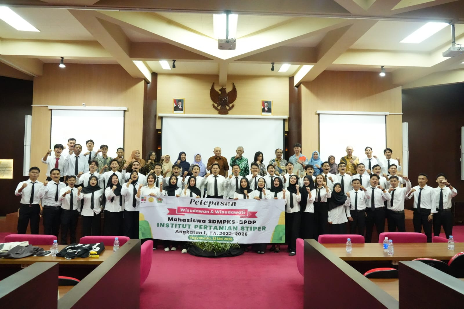 Sudah Lulus, Penerima Beasiswa Sawit di INSTIPER Yogyakarta Siap Bekerja - Sebanyak 50 orang mahasiswa angkatan pertama penerima beasiswa SDM sawit di INSTIPER Yogyakarta di wisuda.