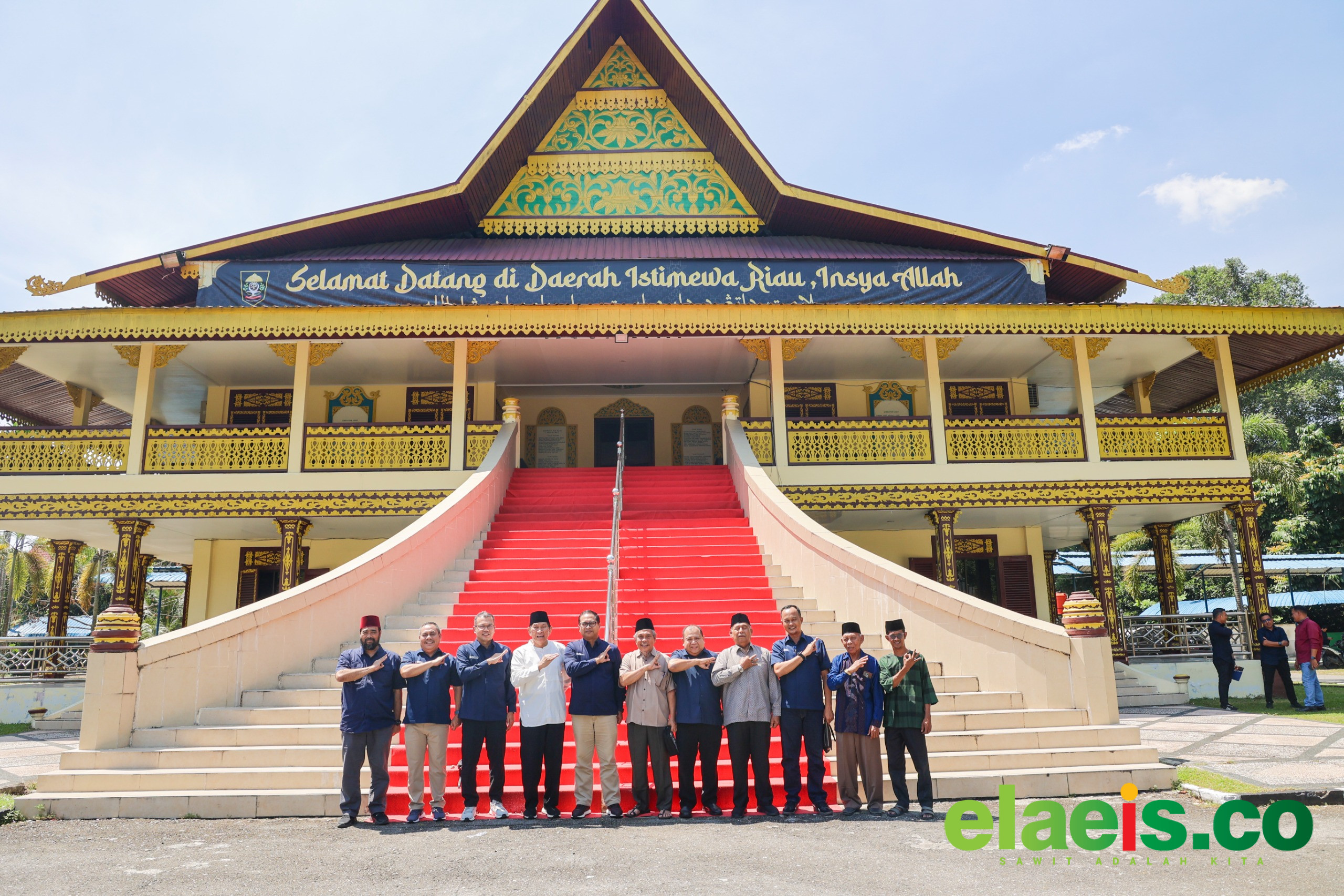 PTPN IV-LAM Riau Perkuat Sinergi Berbagi Keberkahan Hari Raya Kurban - PTPN IV Regional III memperkuat sinergi sosial bersama Lembaga Adat Melayu Riau melalui penyaluran bantuan hewan kurban dan dukungan kegiatan sosial menjelang Hari Raya Idul Adha 1447 Hijriah. Dalam k