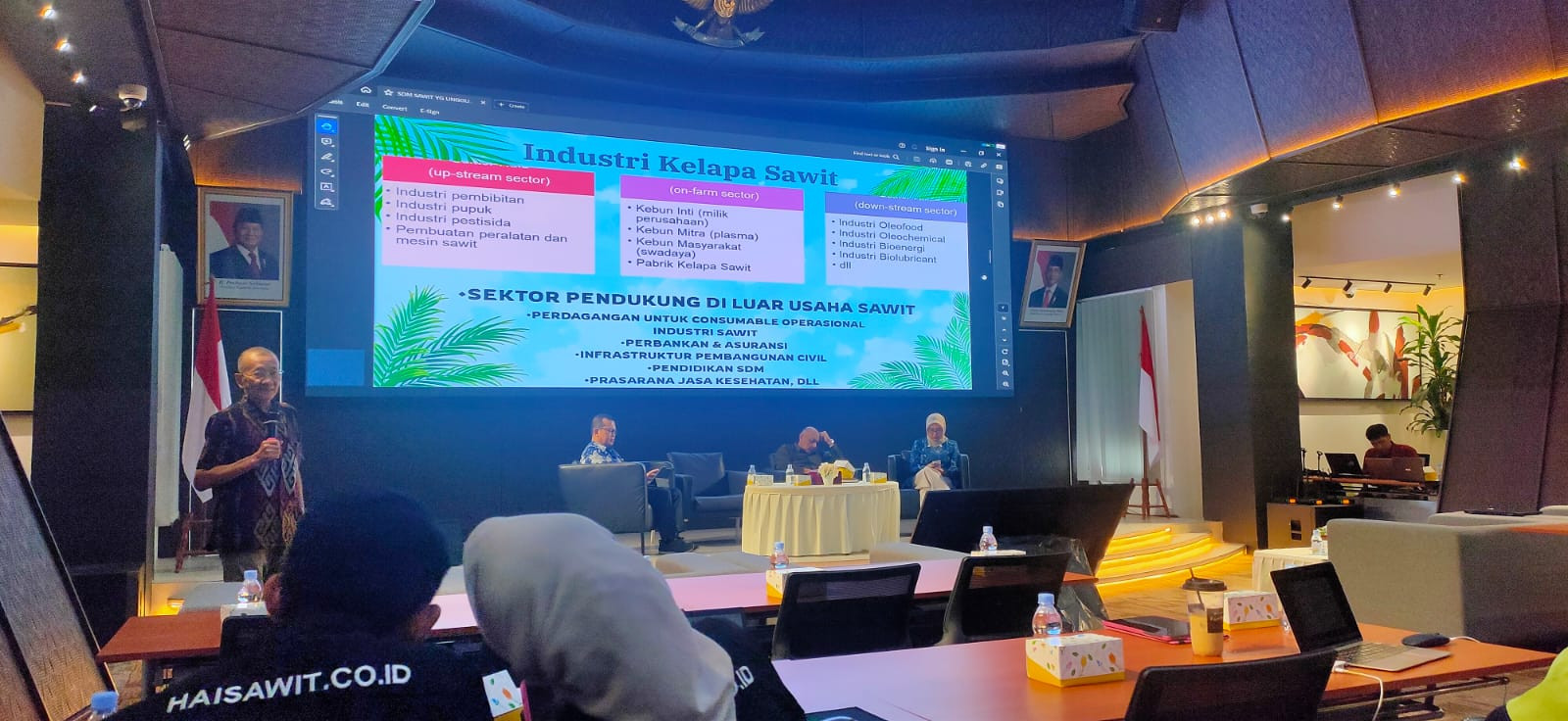 Bukan Kuliah Biasa, Ini Rahasia Politeknik CWE Bentuk Mental Baja Penerima Beasiswa Sawit - Politeknik CWE menerapkan metode unik di kebun sawit untuk membentuk mental baja penerima Beasiswa SDM Sawit.