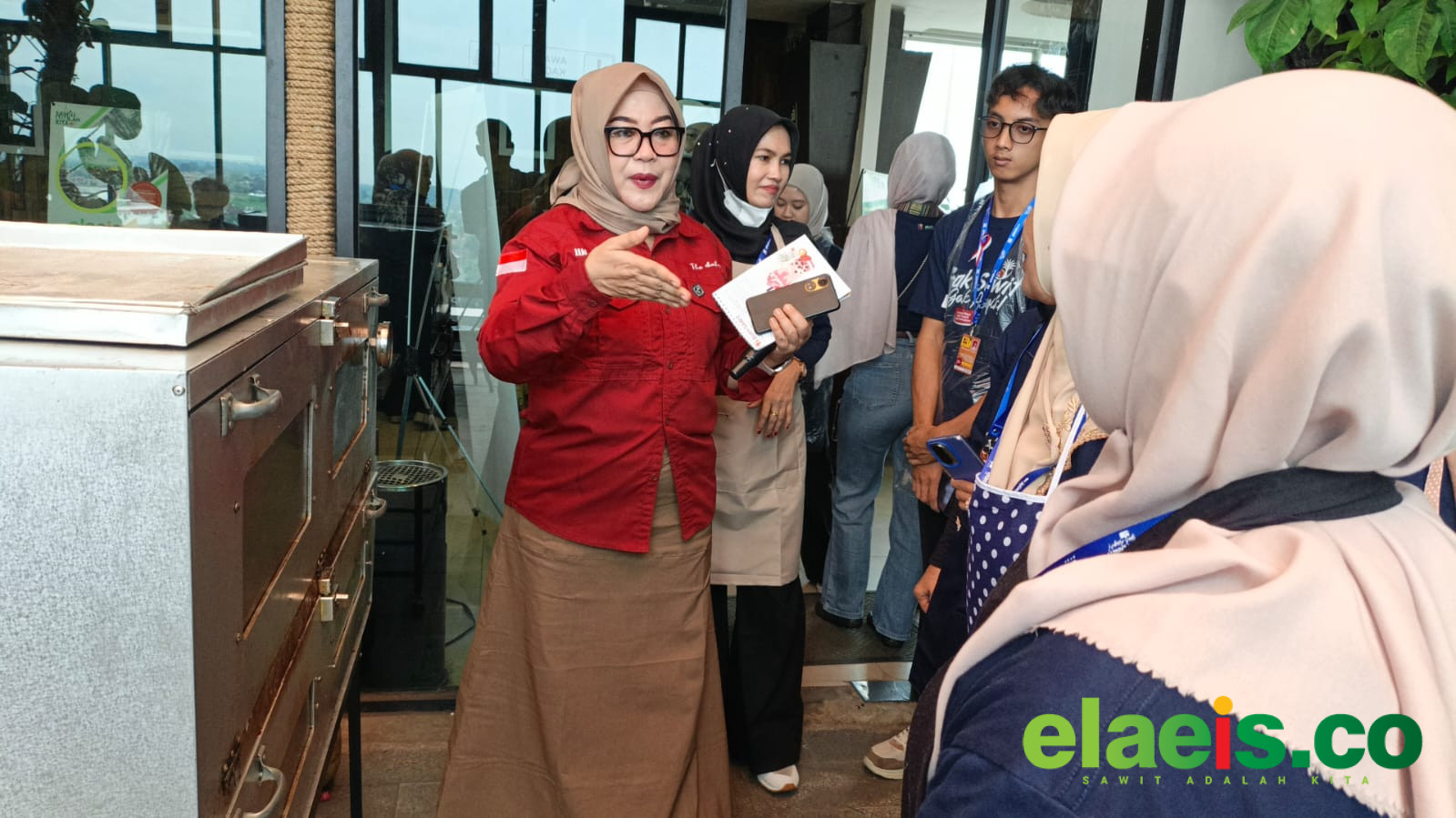 Dorong UMKM Jambi Naik Kelas, EMG Bersama BPDP Latih Pelaku Usaha Buat Kuliner Berbahan Sawit - Puluhan pelaku UMKM Jambi mengikuti workshop EMG dan BPDP tentang produksi bolu sawit dan aneka penganan berbahan dasar sawit. Inovasi ini membuka peluang baru hilirisasi sawit dan pengembangan usaha