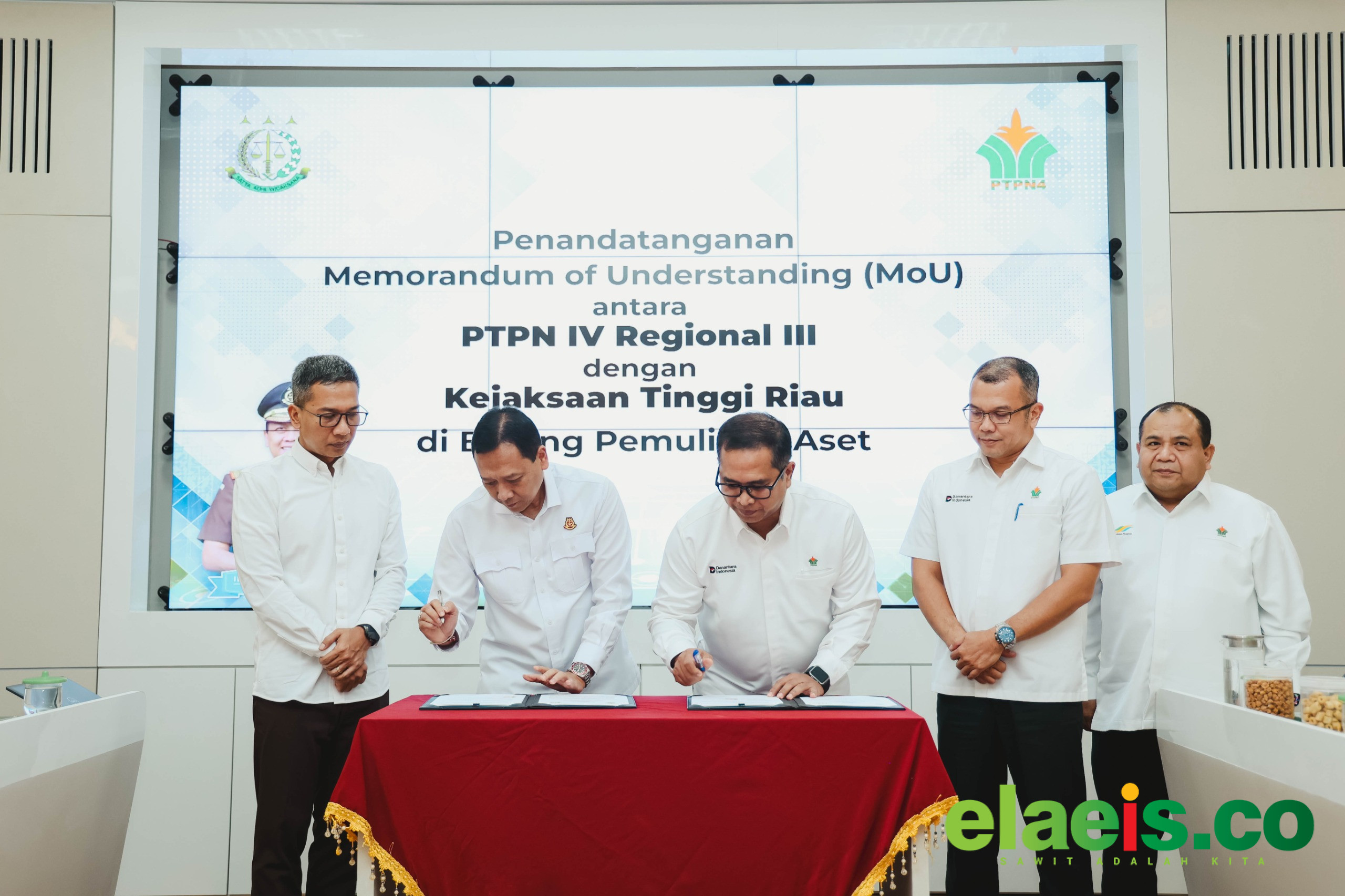 PTPN IV-Kejati Riau Perkuat Kerja Sama Optimalisasi Aset Dukung Asta Cita - PTPN IV Regional III bersama Kejaksaan Tinggi (Kejati) Riau memperkuat kolaborasi dalam upaya penyelamatan dan optimalisasi aset negara melalui penandatanganan kerja sama pemulihan aset guna mendukung