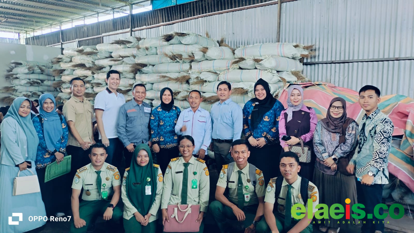 Buka Jalur Ekspor Lidi Sawit, Aspek-Pir Genjot Peluang Ekonomi Petani - Sepekan lalu, Asosiasi Petani Kelapa sawit Perusahaan Inti Rakyat (Aspek-Pir) melakukan ekspor perdana lidi sawit ke negara Cina. Sebanyak 28bton lidi sawit itu diekspor dengan bekerjasama PT Arra Set
