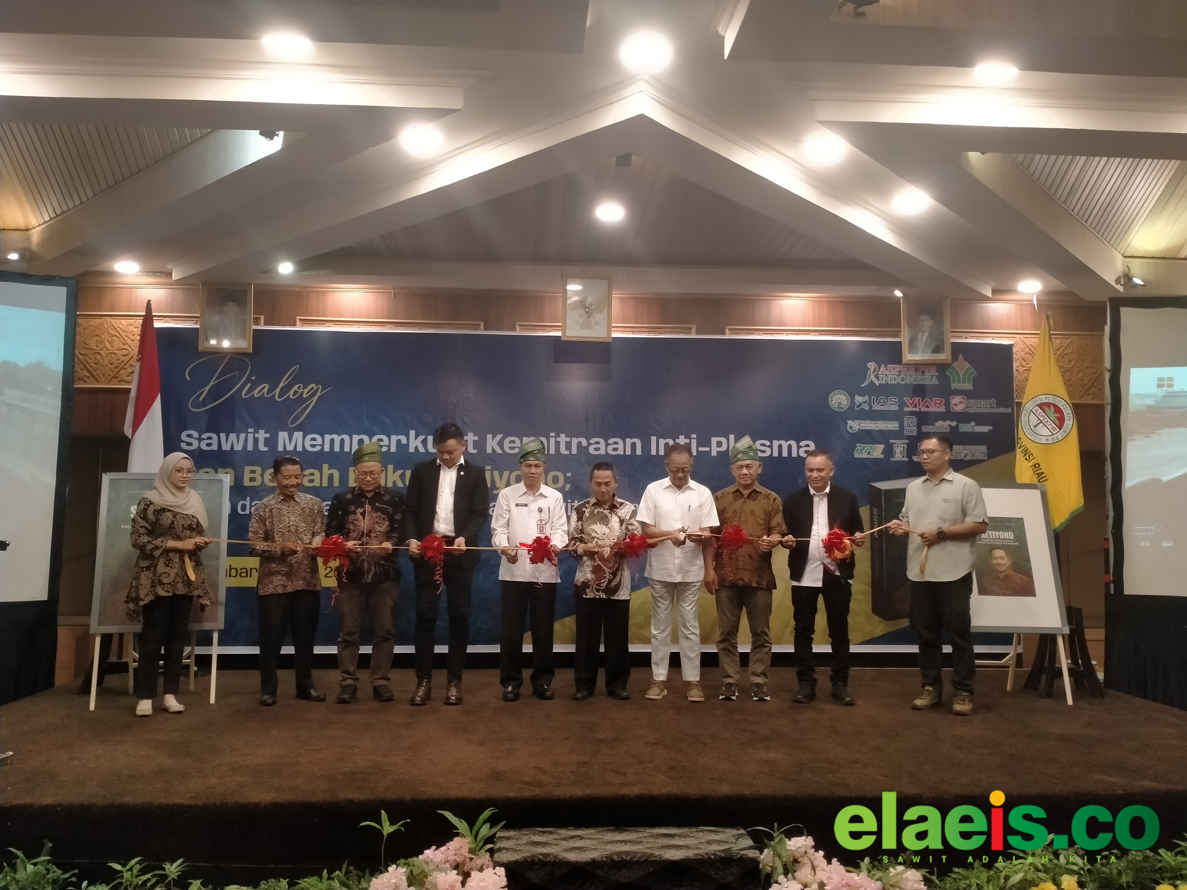 Aspek-Pir Gelar Dialog Sawit Memperkuat Inti Plasma dan Bedah Buku Setiyono - Asosiasi Petani Kelapa Sawit Perusahaan Inti Rakyat (Aspek-Pir) gelar kegiatan Dialog Sawit Memperkuat Inti Plasma. Dalam gelaran tersebut juga dilakukan bedah buku "Setiyono".