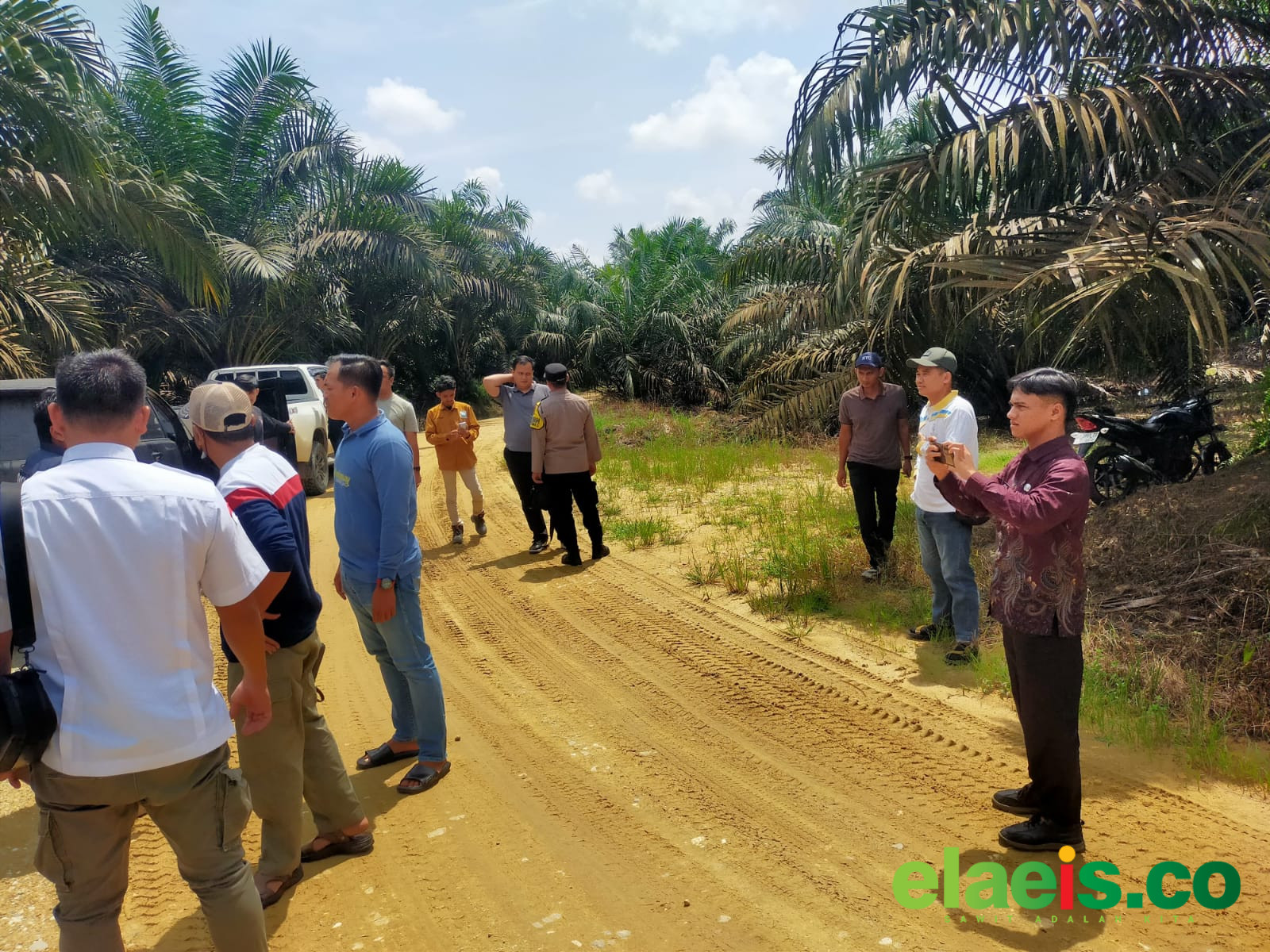 Menunggu Itikad Baik PT Wanasari Nusantara Untuk Warga Sungai Buluh Kuansing - Menurut Ketua BKD Desa Sungai Buluh, Muhamad Maulana, perjuangan tersebut berawal dari terbitnya peta administrasi yang dikeluarkan oleh Badan Pertanahan Nasional (BPN) Kabupaten Kuantan Singingi mela