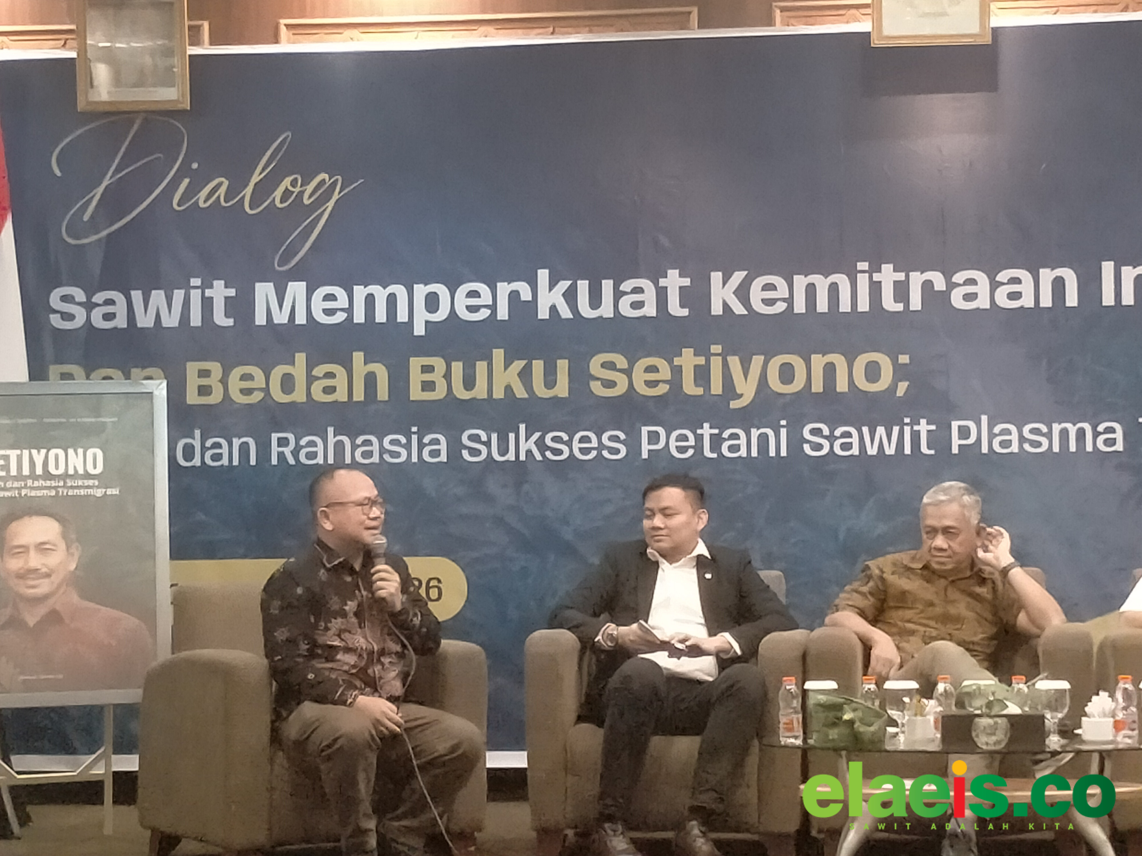 Pola Kemitraan Langkah terbaik Dalam Berkebun Kelapa Sawit - Pola kerjasama atau kemitraan adalah langkah yang paling tepat dalam industri kelapa sawit. Bahkan kemitraan dinilai suatu keharusan agar kesejahteraan dalam berkebun kelapa sawit terwujud maksimal.