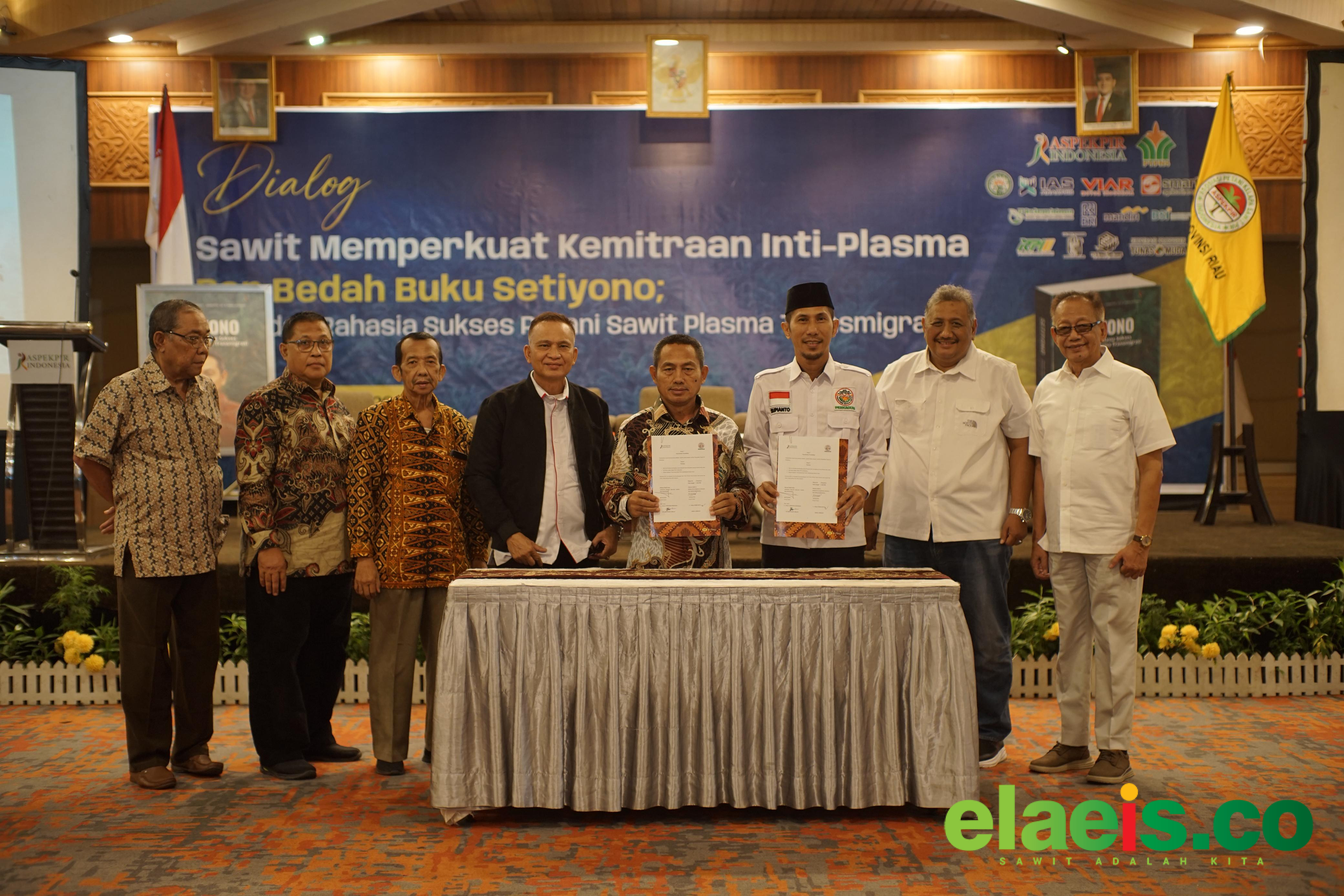 Gandeng Aspek-PIR, Perkadusi Berharap Pemanfaatan Lahan Tidak Produktif - Persatuan Kepala Dusun Indonesia (Perkadusi) menjalin kerjasama dengan Asosiasi Petani Kelapa Sawit Perusahaan Inti Rakyat (Aspek-Pir). Kesepakatan kerjasama itu dibuktikan dengan penandatanganan Memo