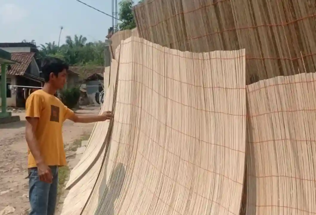 Musim Kemarau Bikin Perajin Tirai Sawit Panen Untung