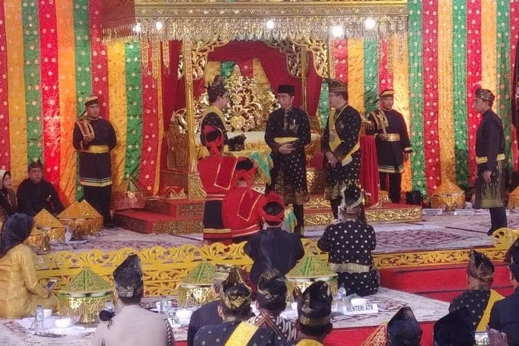 Gelar Adat yang Diberikan LAM Riau Untuk Jokowi Mulai Dipertanyakan