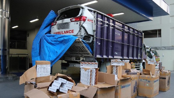 Truk Angkut Ambulans Rusak Diisi Rokok Ilegal