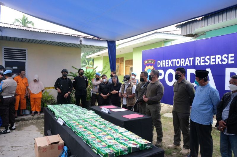 Pria dan Wanita di Riau Terlibat 81 Kilo Sabu Jaringan Internasional