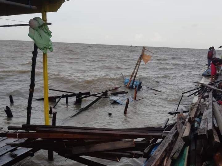 Sedih, Ratusan Rumah Suku Laut di Inhil Hancur Lebur Dihajar Ombak