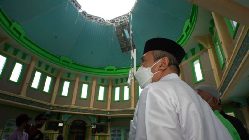 Kubah Masjid 'Terbang' Kena Puting Beliung, Syamsuar Langsung Datang